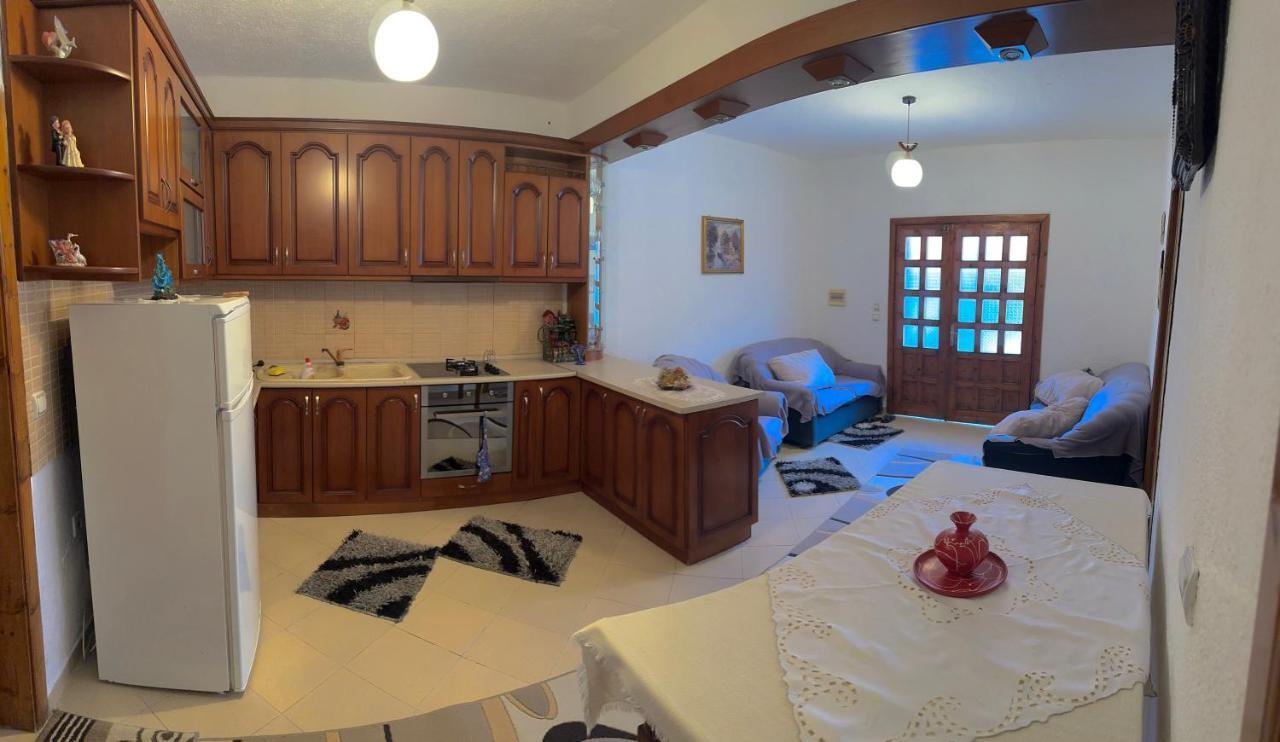 Guri Guest House Поградец Экстерьер фото
